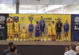 Imagen de la presentación del Dreamland Gran Canaria en el CC Alisios ante la afición, con sus nuevas camisetas y la presencia de la plantilla dirigida un año más por Jaka Lakovic.