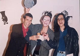 Los tres integrantes del grupo 3TT en la inauguración de la muestra 'Donde se riza la risa'.