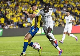 McKenna, ante Mendy en el partido del jueves en el Gran Canaria.