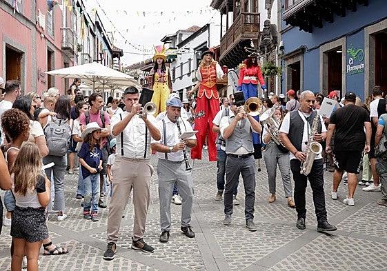 Pasacalles con nutrido seguimiento popular.