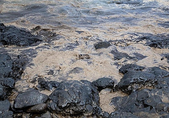 Restos del vertido en la costa de Telde.