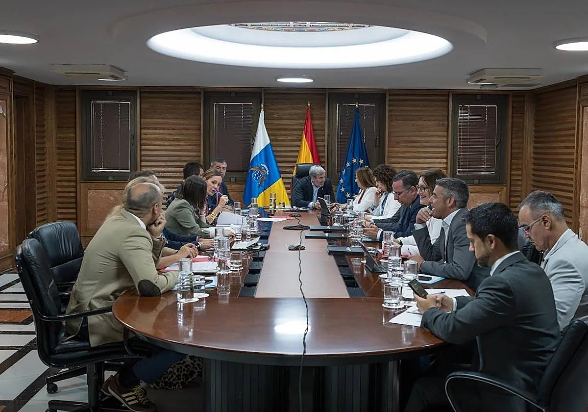 Clavijo tratará de rebajar este martes la tensión con Madrid y se reunirá con 4 ministros tras la Interministerial