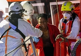 Una mujer es socorrida a su llegada a Canarias.