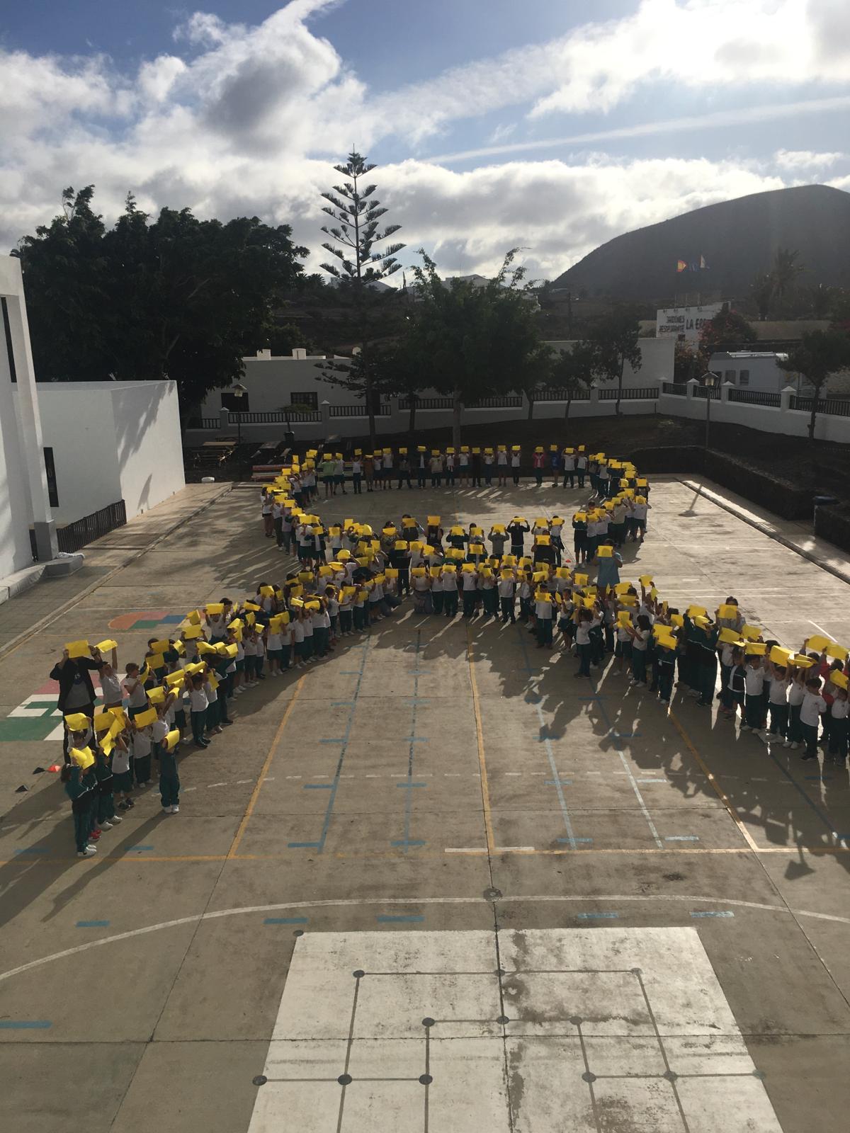 Lazo dorado por la concienciación del cáncer infantil.