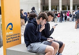 Alumnado en las inmediaciones de la ULPGC.