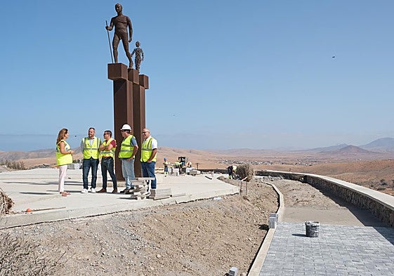 Autoridades en el espacio objeto de mejora.