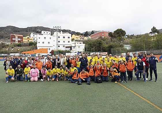 Foto de familia del equipo junto a autoridades y representantes de SPAR Gran Canaria