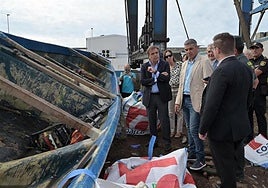 El vicepresidente de la Comisión Europea, Margaritis Schinas (i), durante su visita a las instalaciones de atención a inmigrantes en El Hierro.