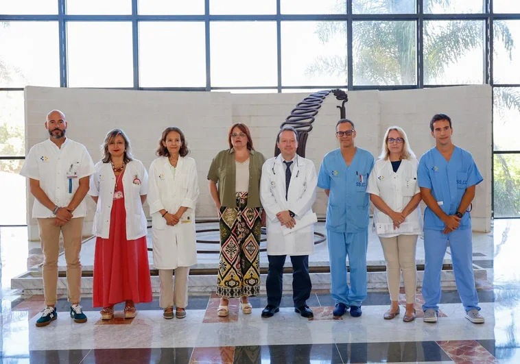 Milagrosa García (cuarta por la izquierda) junto al director del hospital Doctor Negrín y el equipo médico de la unidad.