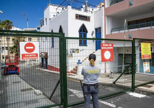 Zona negra de Puerto Naos, a la que se impide el paso.