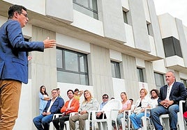 El consejero, en el acto de entrega de las viviendas esta semana en Ingenio.