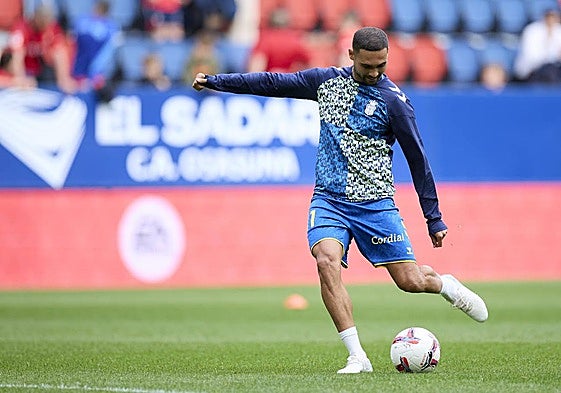 Benito, en el calentamiento que realizó sobre el césped de El Sadar.