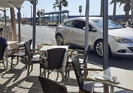 Vehículo por la avenida, en el sentido de Naos a la playa.