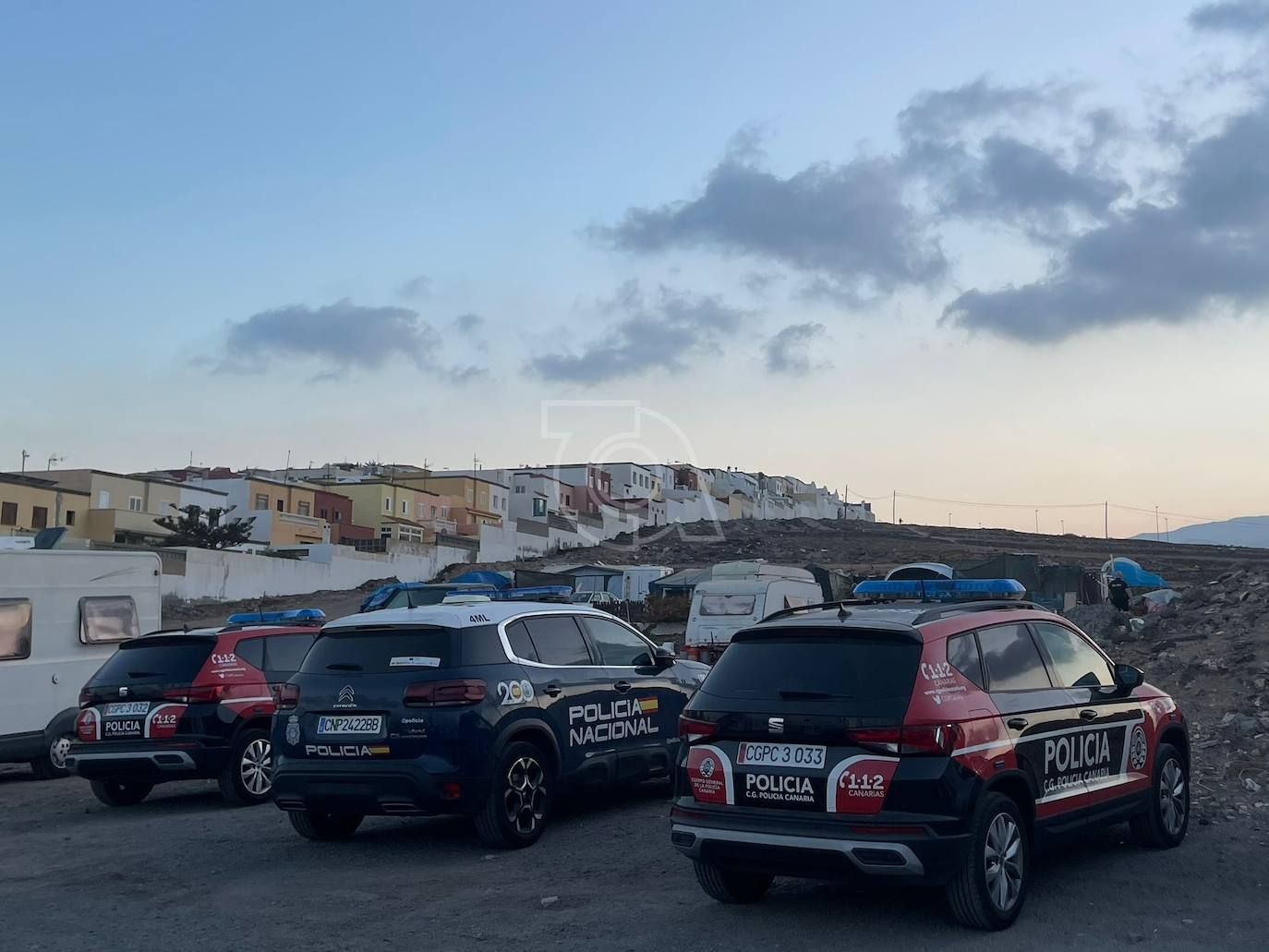 Otra imagen de la Policía Nacional y la Policía Canaria en el barrio de Telde.