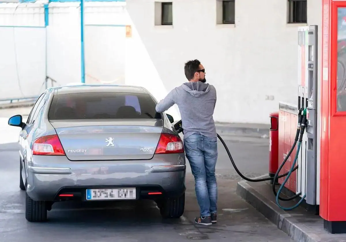 Un ciudadano reposta en una gasolinera de Fuerteventura.