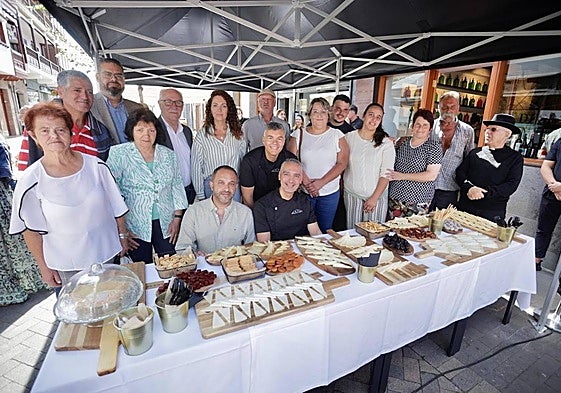 El Despacho de La Colonial, en el casco de Moya, tuvo el apoyo de los queseros del municipio en su inauguración.