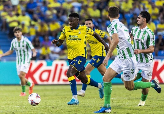 Dario Essugo galopa con el esférico en sus pies, en una acción frente al Real Betis.