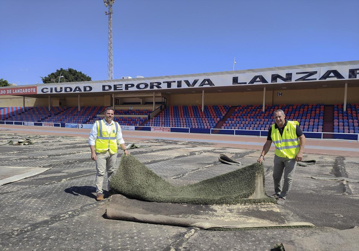 Los consejeros Jacobo Medina y Juan Monzón, supervisando la retirada del césped.