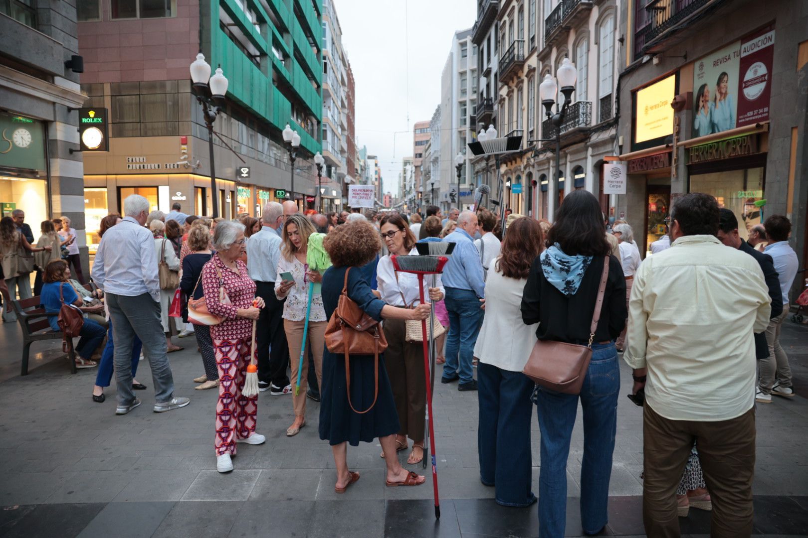 La manifestación en Triana ante la limpieza, en imágenes