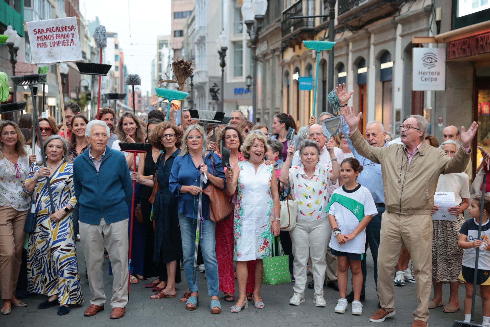 La manifestación en Triana ante la limpieza, en imágenes