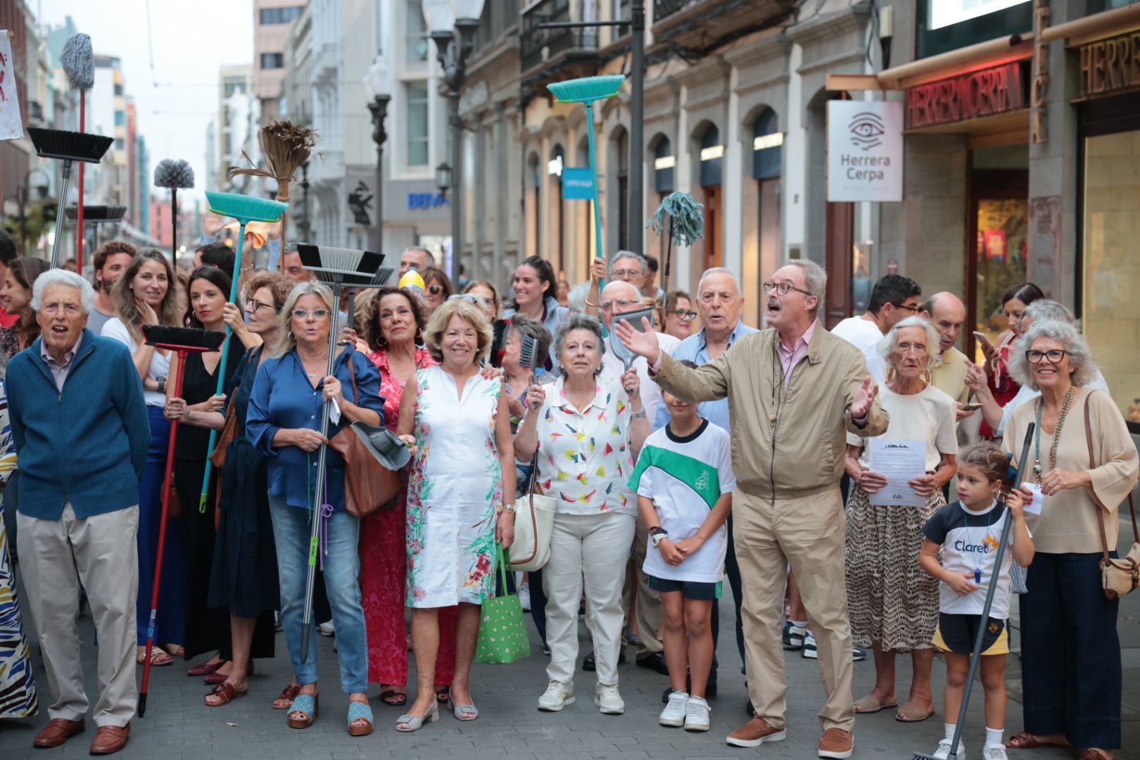 La manifestación en Triana ante la limpieza, en imágenes