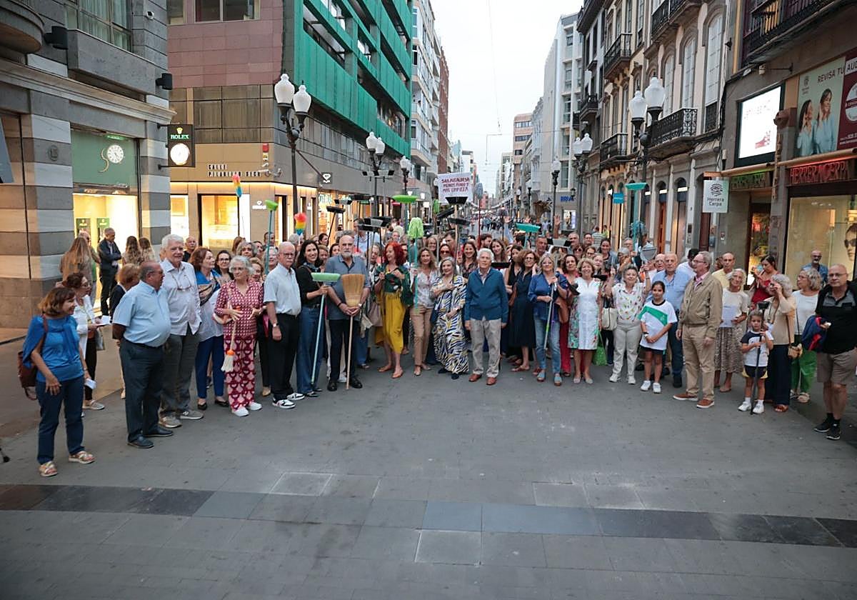 La manifestación en Triana ante la limpieza, en imágenes