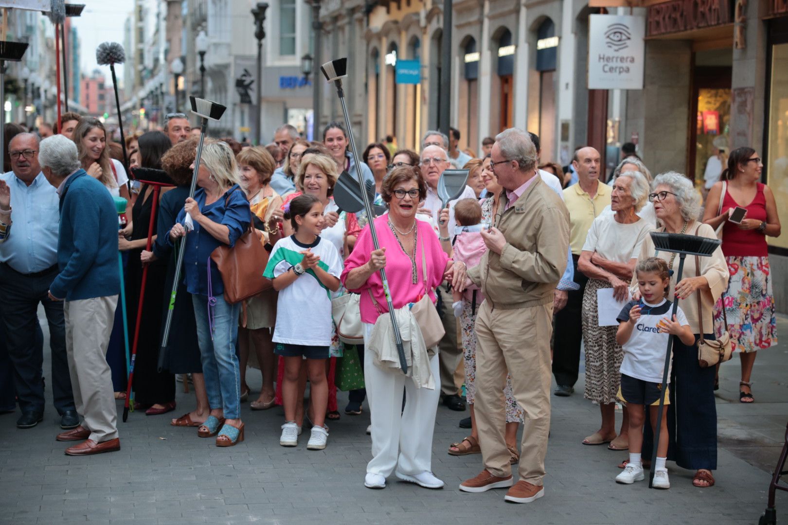 La manifestación en Triana ante la limpieza, en imágenes