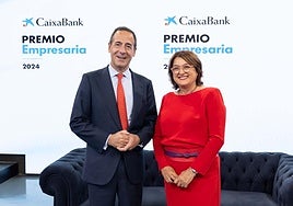 El consejero delegado de CaixaBank, Gonzalo Gortázar, y la ganadora territorial del CaixaBank Premio Empresaria en Canarias, Esther Cabrera.