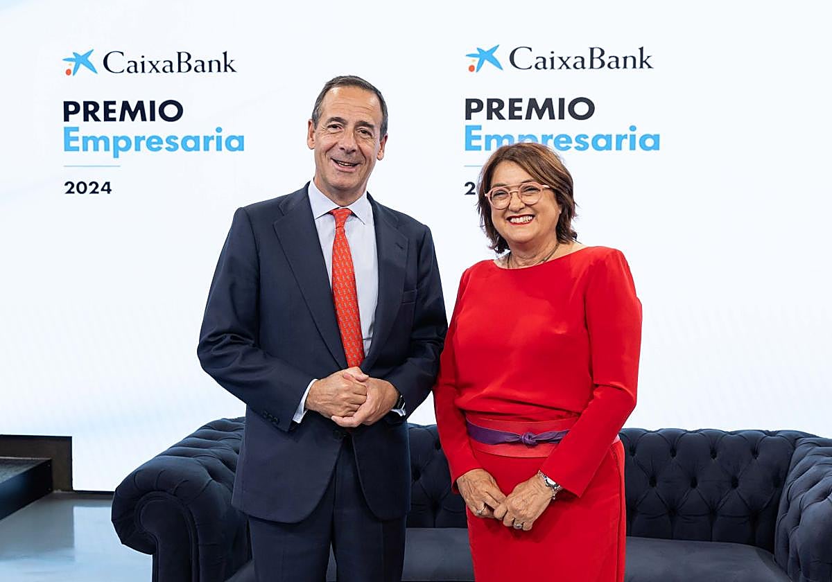 El consejero delegado de CaixaBank, Gonzalo Gortázar, y la ganadora territorial del CaixaBank Premio Empresaria en Canarias, Esther Cabrera.