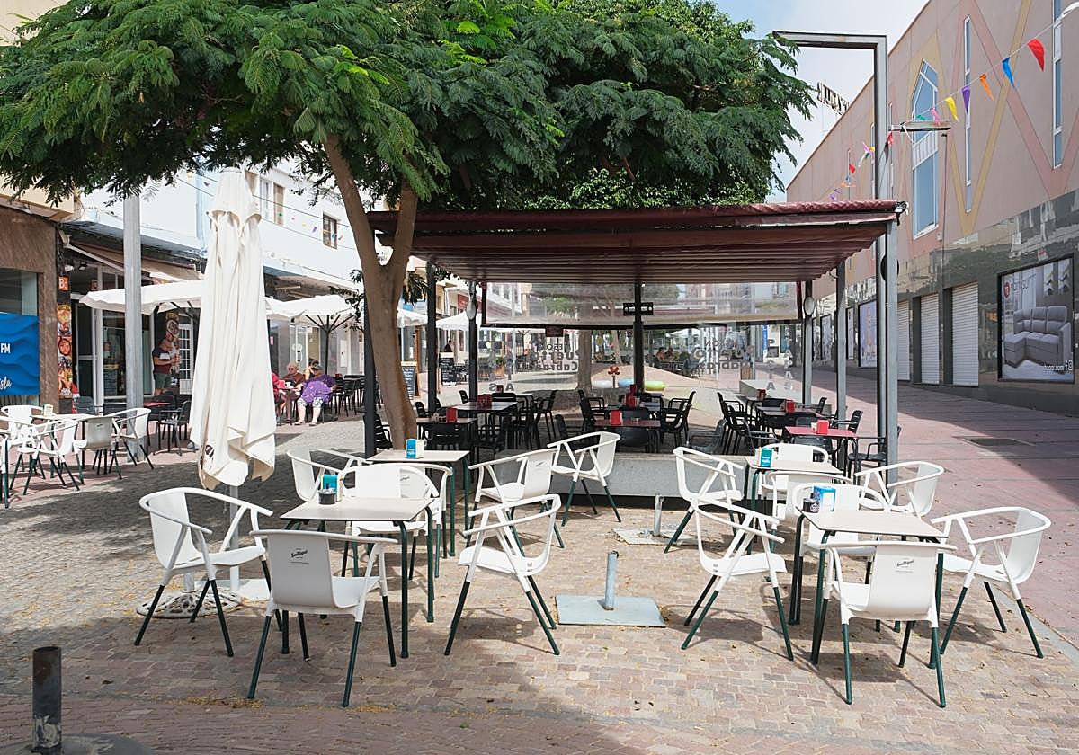 Terrazas en la zona peatonal de la avenida Primero de Mayo, en Puerto del Rosario.