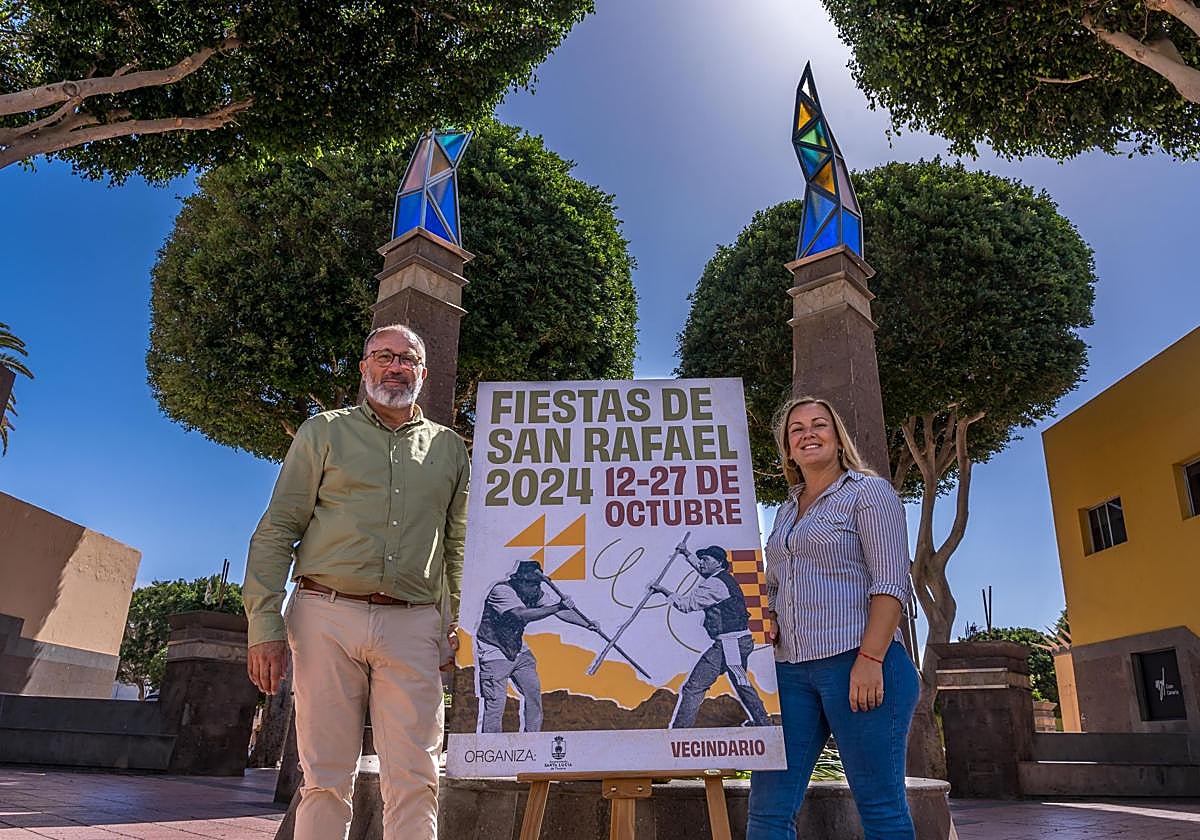El alcalde, Francisco García, y la concejala de Fiestas, Arminda Santana, junto al cartel de los festejos.