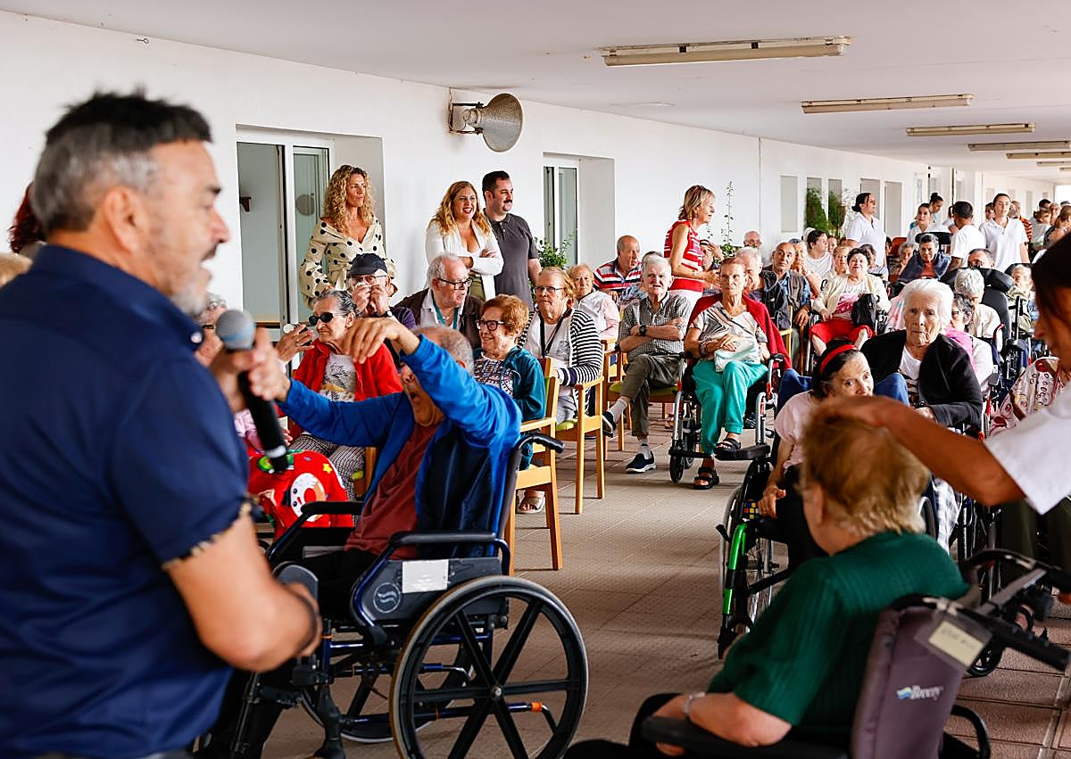 Imagen secundaria 1 - Benavente, junto con la consejera de Política Social, Accesibilidad, Igualdad y Diversidad del Cabildo de Gran Canaria, Isabel Mena, en la Residencia de Mayores de Taliarte.