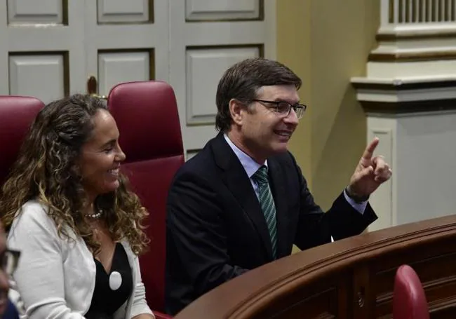 Los diputados de Vox Paula Jover y Nicasio Galván.