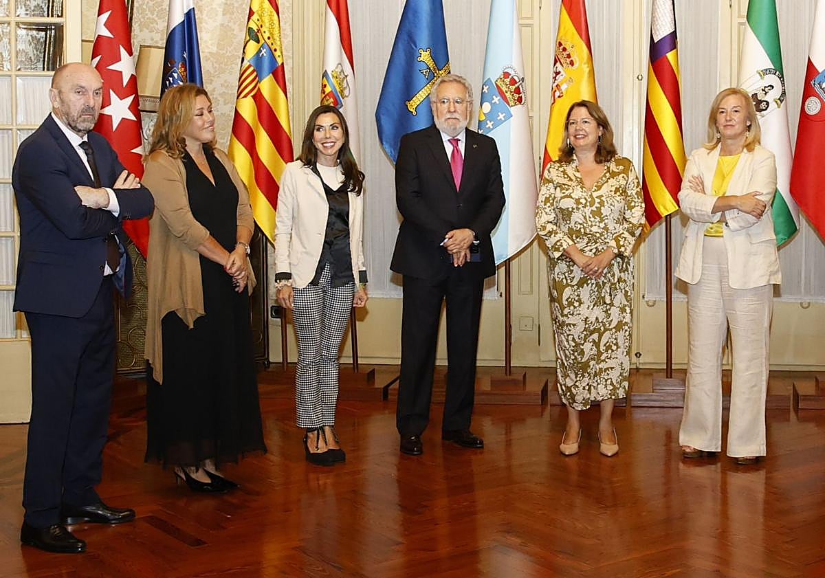 Imagen principal - Astrid Pérez es recibida en el Parlamento balear firmando en el Libro de Honor