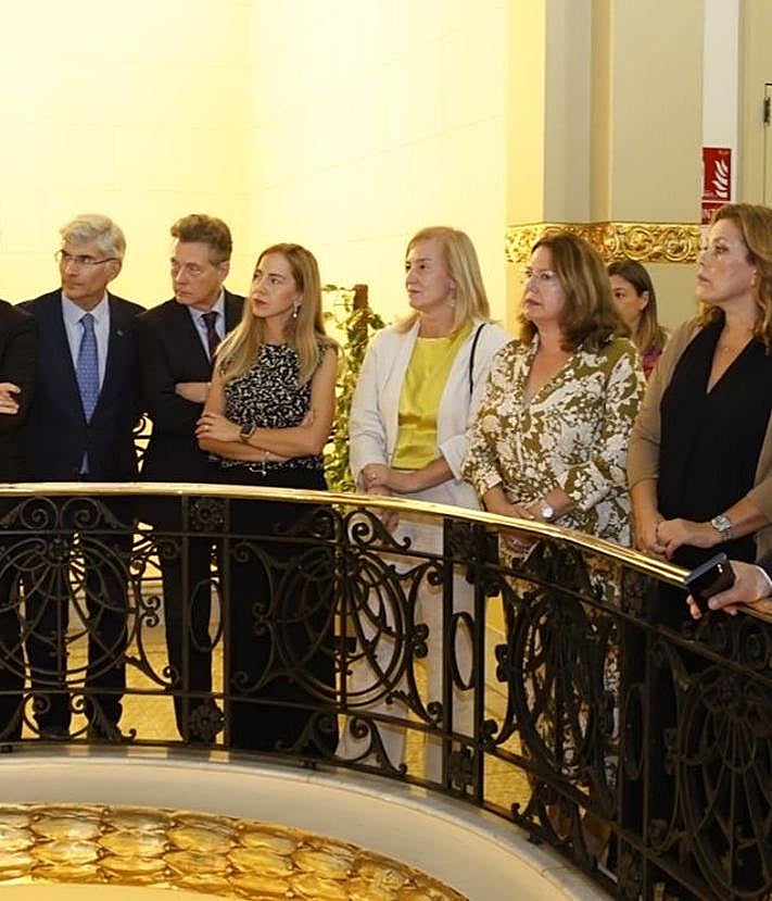 Imagen secundaria 2 - Astrid Pérez es recibida en el Parlamento balear firmando en el Libro de Honor