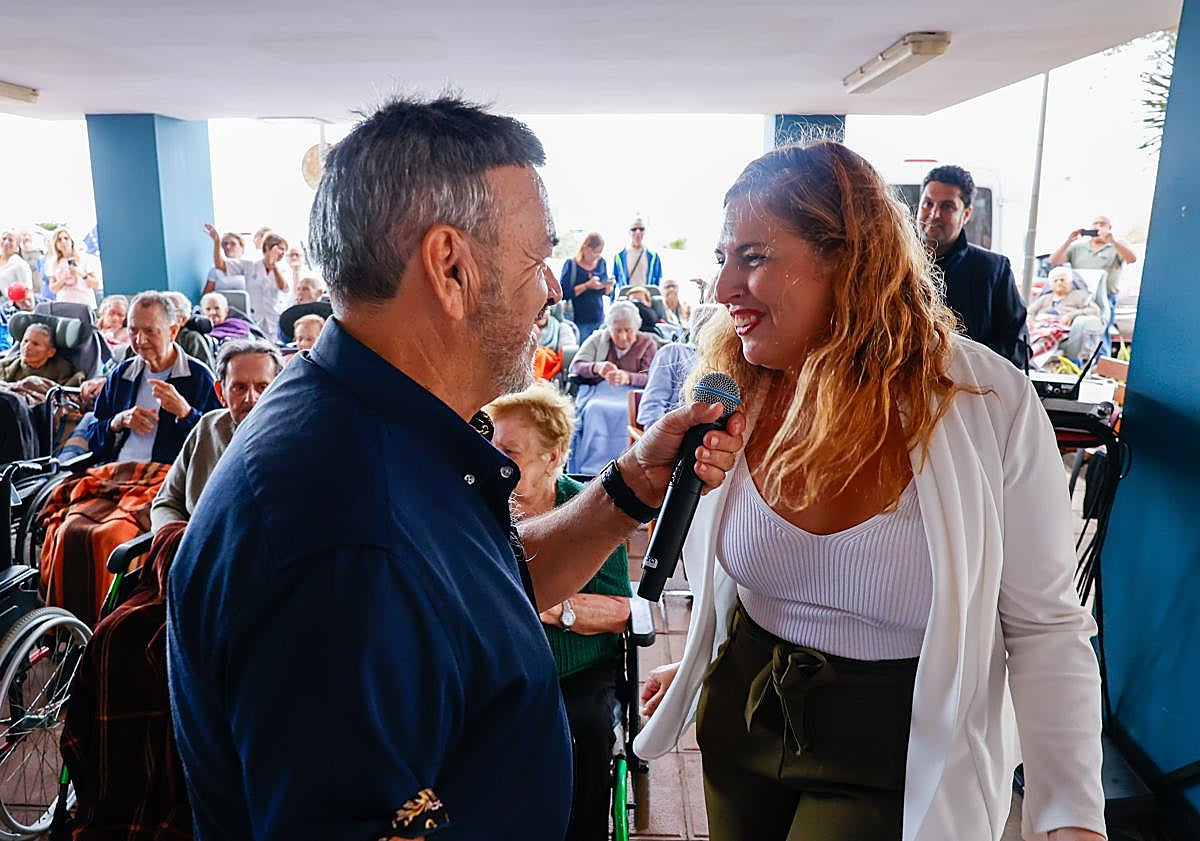 Imagen principal - Benavente, junto con la consejera de Política Social, Accesibilidad, Igualdad y Diversidad del Cabildo de Gran Canaria, Isabel Mena, en la Residencia de Mayores de Taliarte.