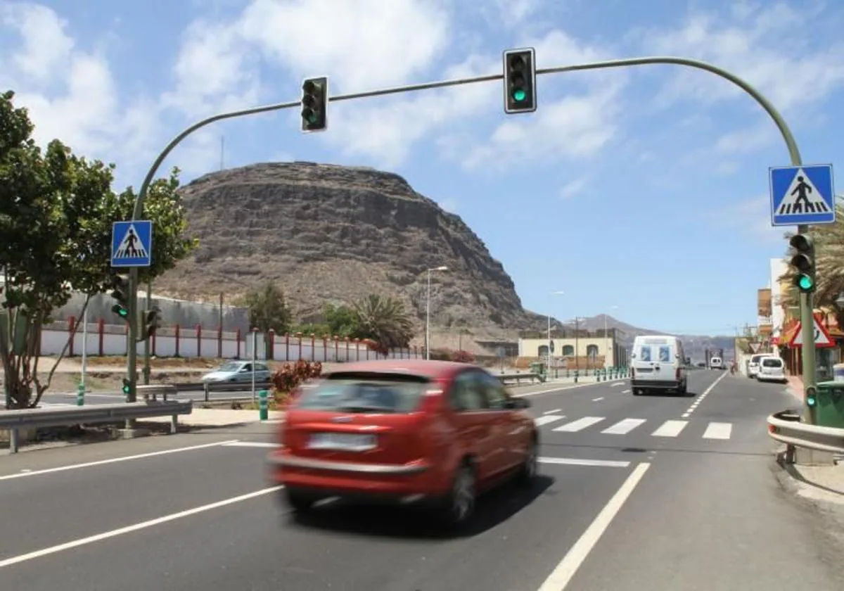 La carretera del norte a su paso por el núcleo costero de San Andrés, en Arucas.