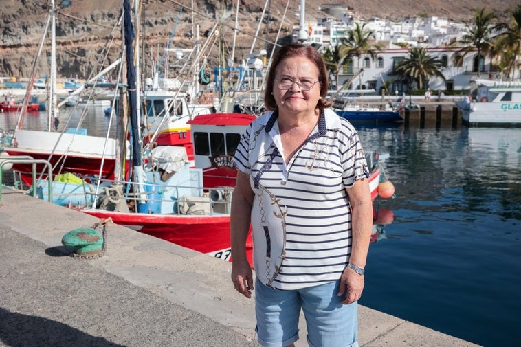 Carmen Brito posa en el puerto de Mogán. Detrás, el barco de uno de sus familiares.