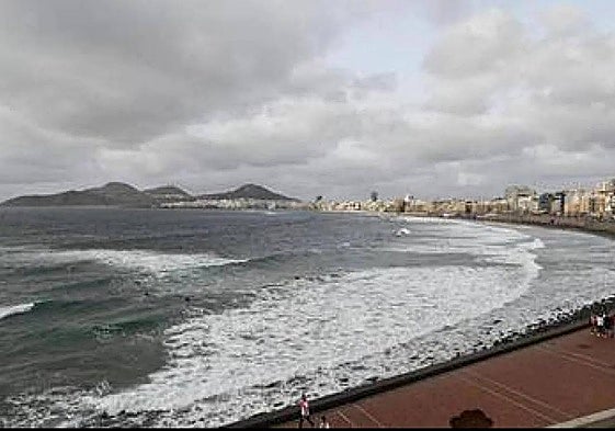 Cielo nublado y mar revuelto en la capital grancanaria.