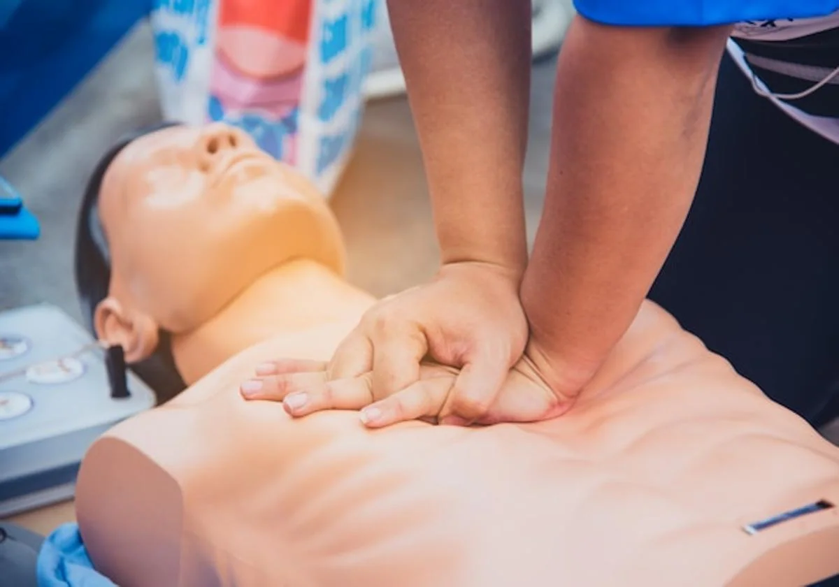 Demostración con muñeco de cómo realizar la reactivación cardiopulmonar.