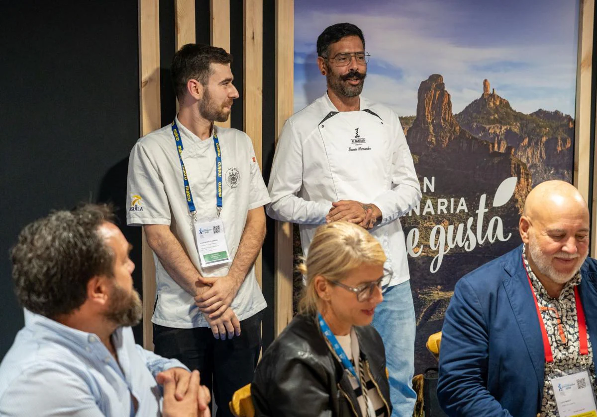 Los cocineros grancanarios que elaboron el menú degustación departen con los comensales.