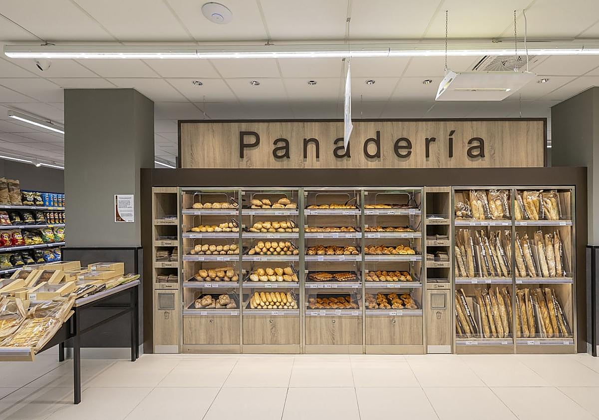 Imagen principal - HiperDino abre una nueva tienda en la calle León y Castillo y amplía su oferta en la capital grancanaria