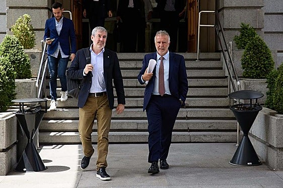 El presidente de Canarias, Fernando Clavijo, junto al ministro de Política Territorial y Memoria Democrática, Ángel Víctor Torres, tras la reunión en el Congreso en junio.
