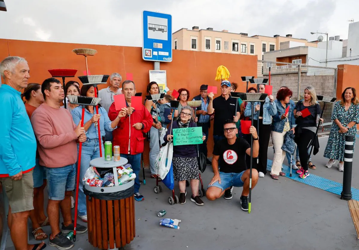 Vecinos de Almatriche durante la protesta de este martes.