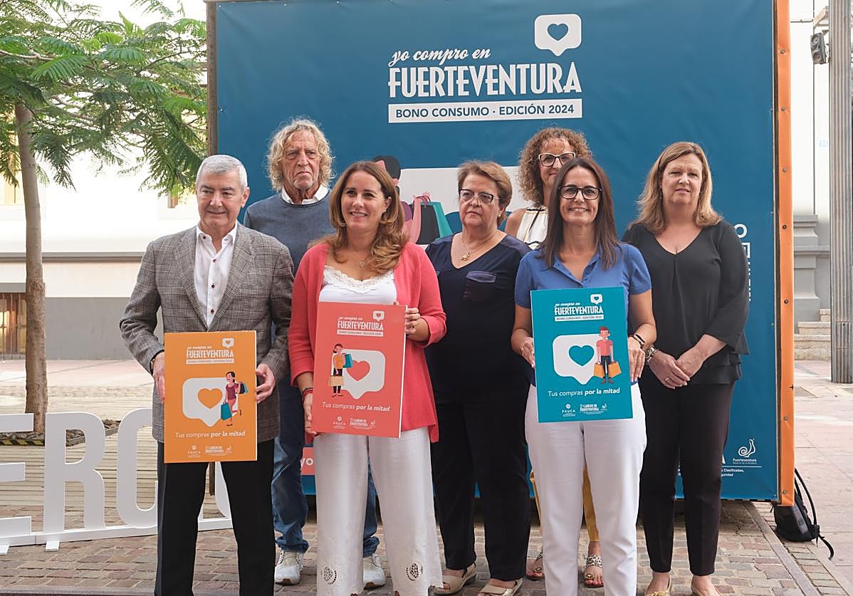 Abbas Moujir, Lola García y Lolina Negrín, con los representantes de la asociación de comerciantes.