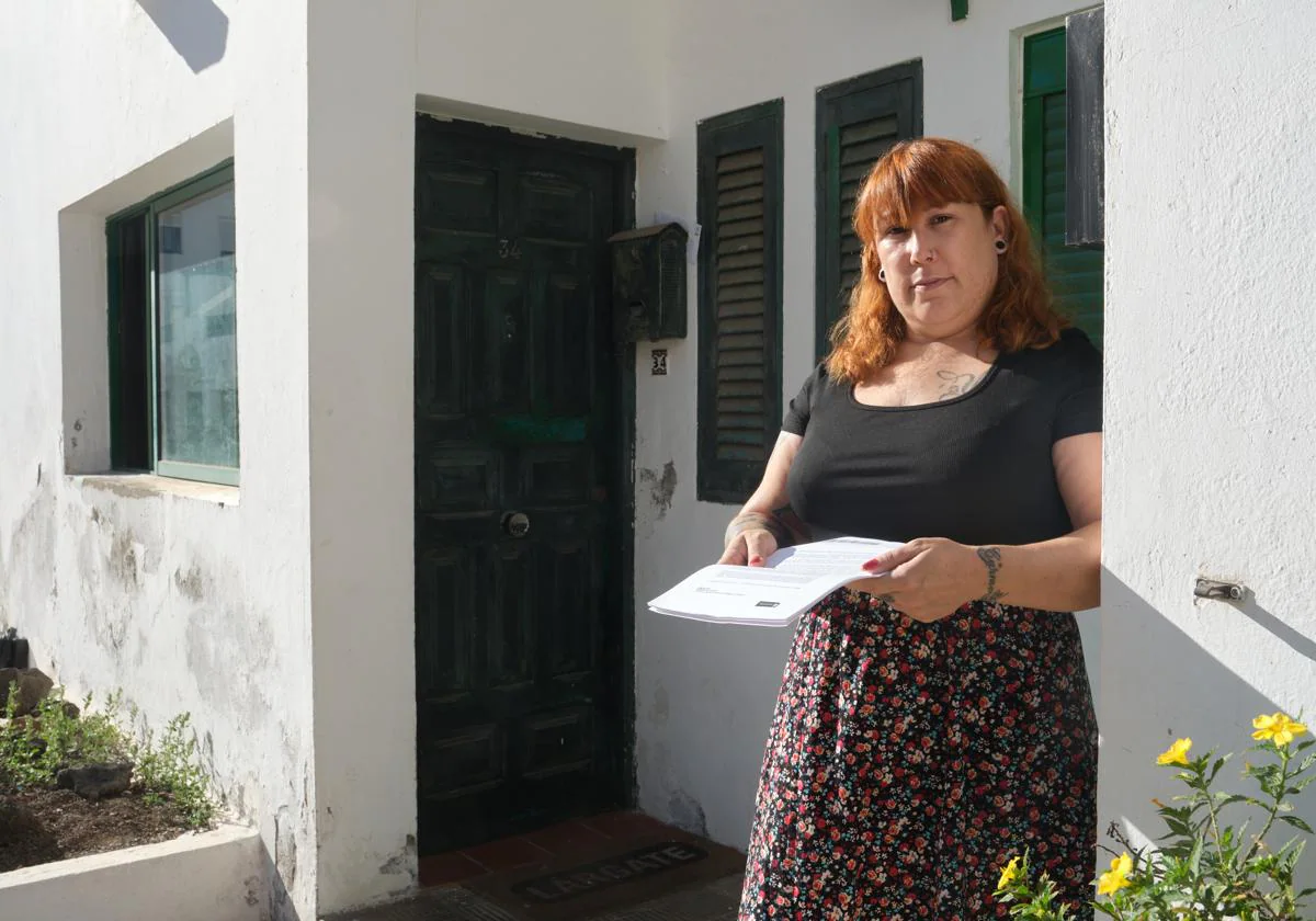 Zeltia Fuentes, antes del desahucio, a la puerta de su casa alquilada en Ciudad Jardín, en Corralejo.