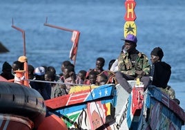 Un cayuco con 158 inmigrantes a bordo ha llegado este jueves al puerto de La Restinga, en el sur de El Hierro, acompañado por la Salvamar Mízar, de Salvamento Marítimo.