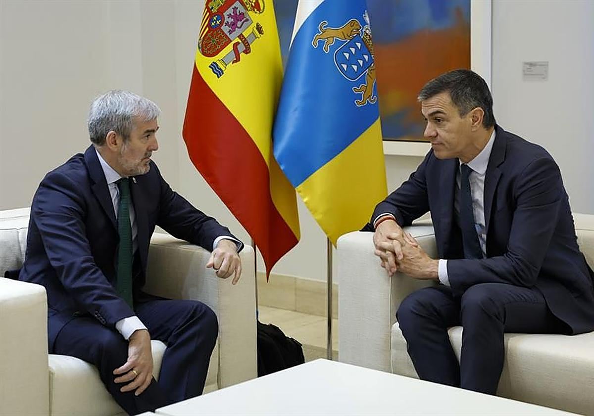 Imagen principal - Encuentro entre Sánchez y Clavijo en la mañana de este jueves.