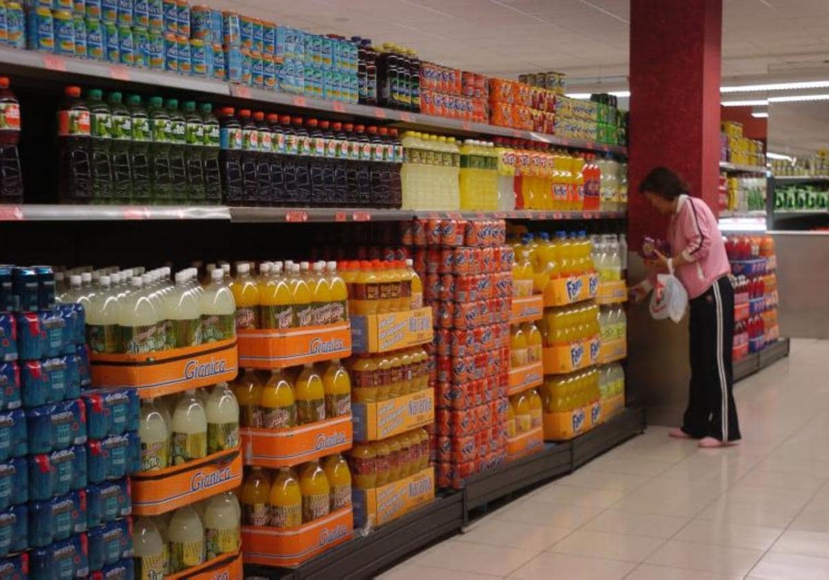 Imagen de un comercio con refrescos y bebidas azucaradas.