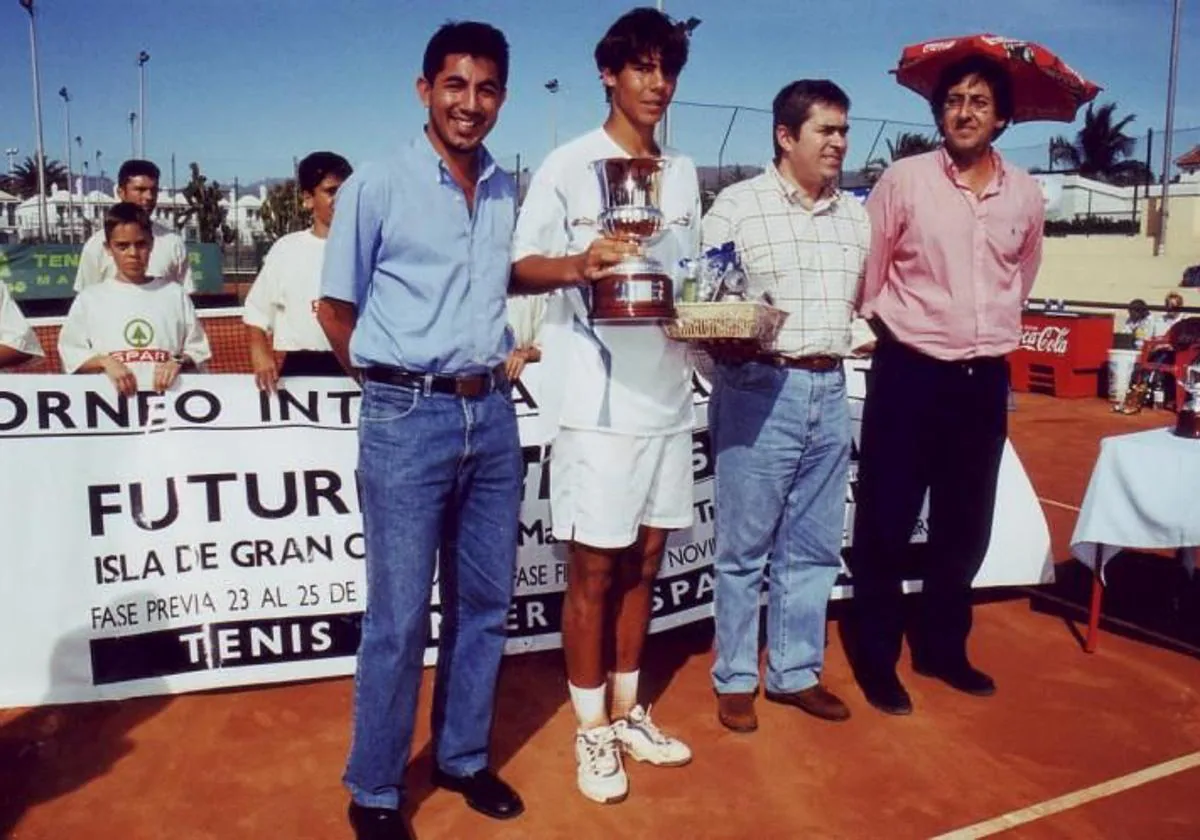 Nadal posa con el trofeo de ganador del ITF Futures de Maspalomas en diciembre de 2002.